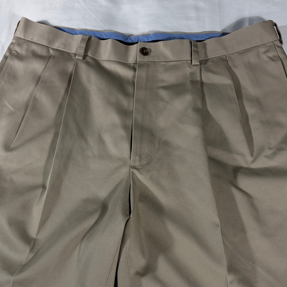 Brooks Brothers mens khaki Advantage Chino double pleated 8" shorts - size 37